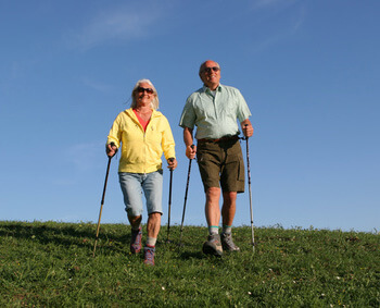 Senioren beim Wandern - Quelle: Fotolia